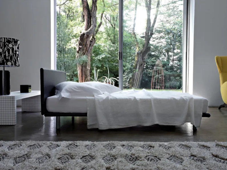 Letto con testiera in pelle e piedini in metallo Milano di Zanotta