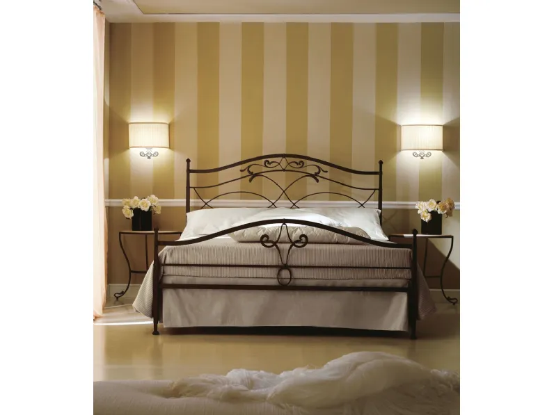 Letto con testiera e pediera in ferro pieno forgiato e battuto a mano, con particolari sagomati a taglio laser forgiati e battuti a mano Zeus di Cortezari