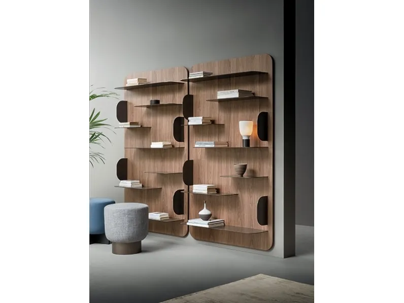 Libreria a muro Blabla in legno con ripiani in metallo di Bonaldo