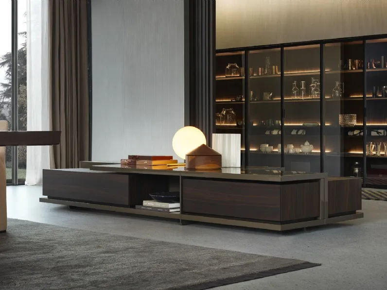 Libreria Bristol in laccato lucido e legno con ante in vetro di Poliform