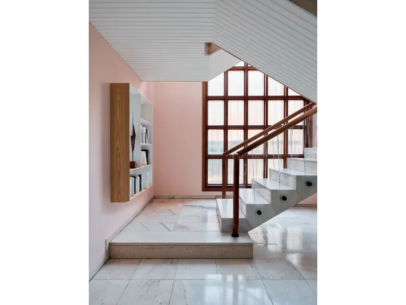 Libreria sospesa in laccato opaco e olmo D 357 2 di Molteni & C