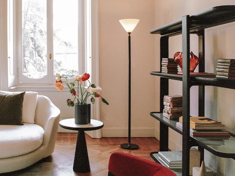 Libreria bifacciale divisoria Duo realizzata in legno con inserti in marmo nelle mensole di Poltrona Frau