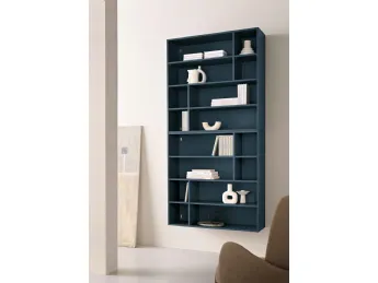 La libreria sospesa Edgar di Capodarte unisce design e funzionalità per un ambiente elegante.