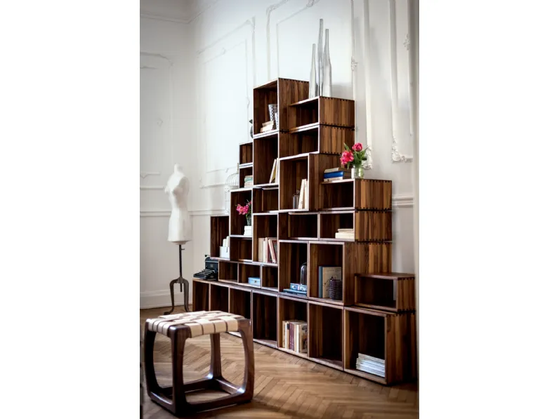 Libreria Freedom in legno massello costituita da moduli componibili impilabili ed accostabili tra loro di Riva1920