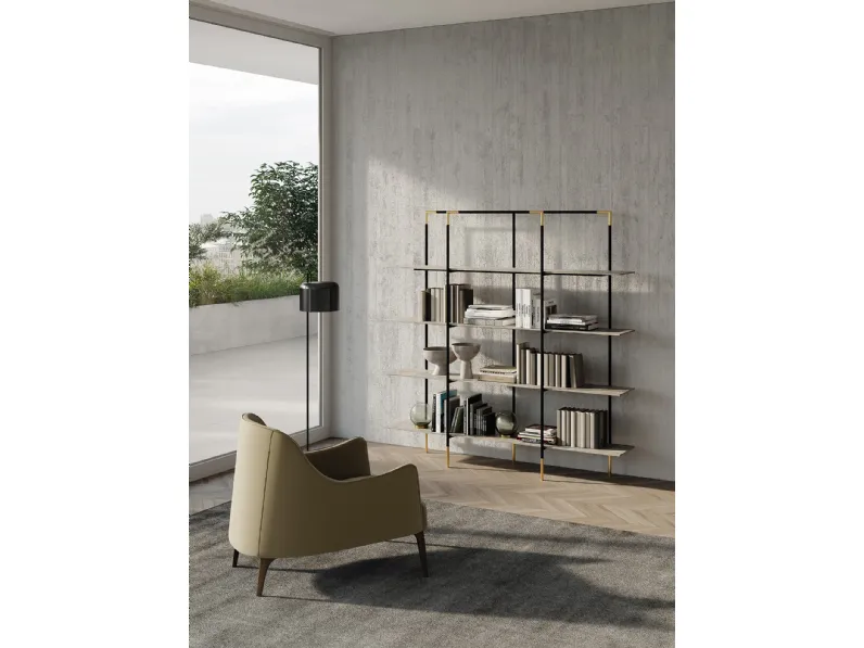 Libreria freestanding Kevin con struttura in metallo color nero sablé con dettagli metallo color oro satinato e ripiani in gres porcellanato effetto marmo di Frigerio