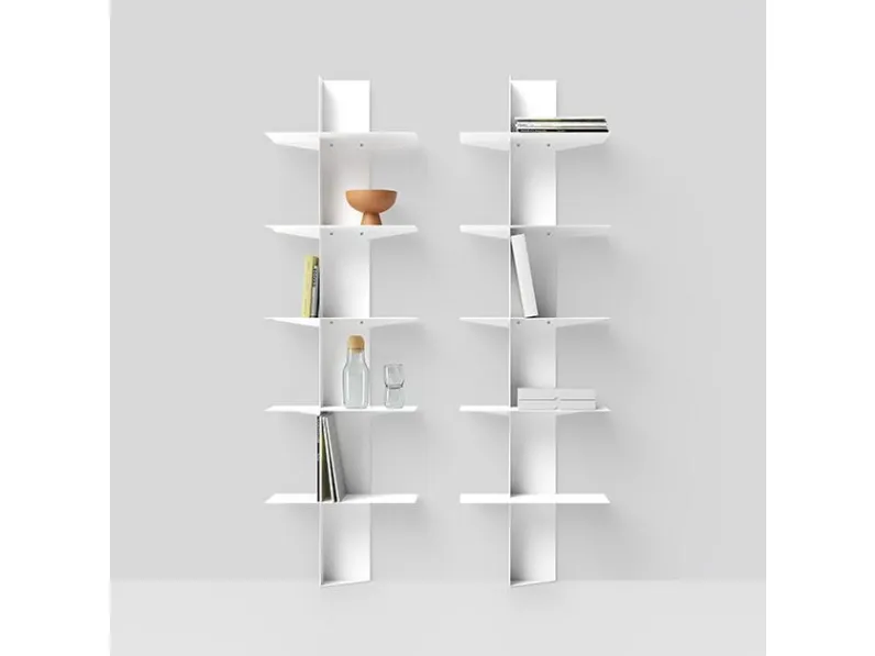 Libreria da parete realizzata con ripiani in alluminio e colonna in acciaio verniciatoLift di Pezzani
