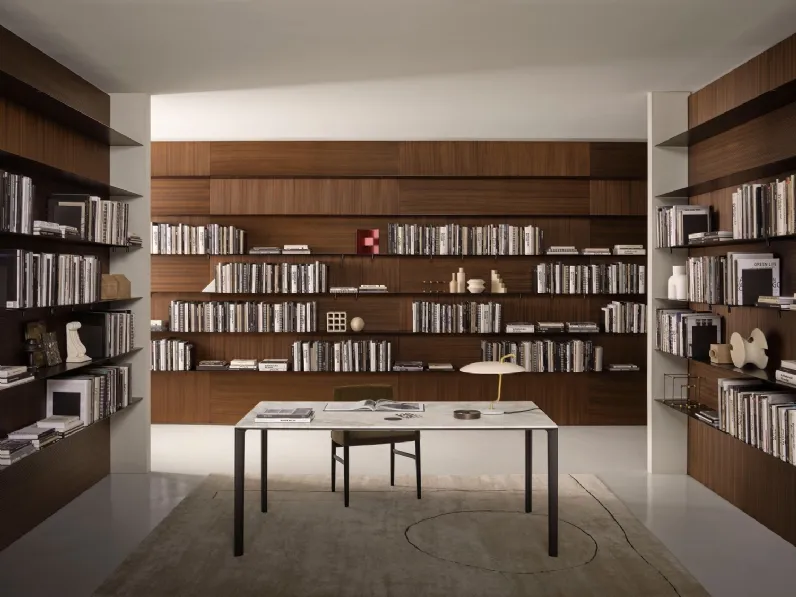 Libreria con mensole in acciaio e schiena in legno Load It 01 di Porro