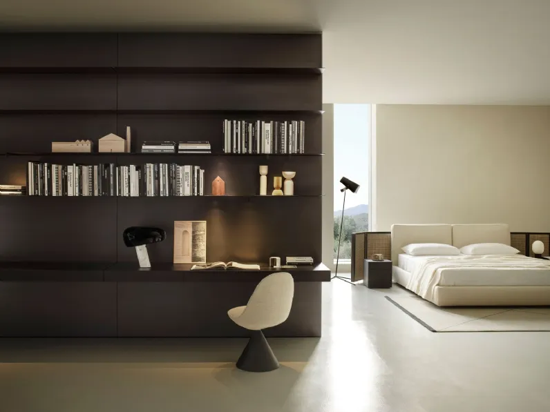 Libreria con mensole in acciaio e schiena in legno Load It 01 di Porro