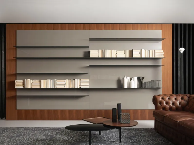 Libreria a muro in laccato lucido con cornice in legno e mensole in metallo Load It 02 di Porro