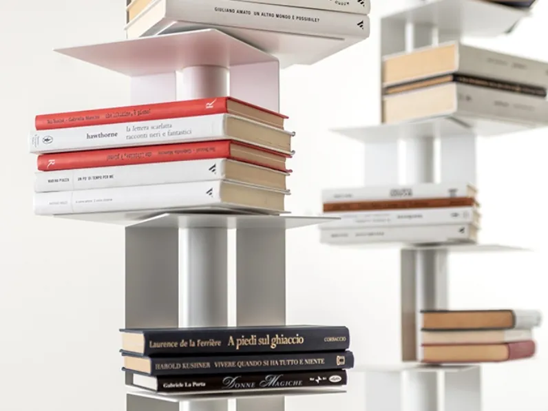 Libreria verticale autoportante Cleopatra di Minotti Italia