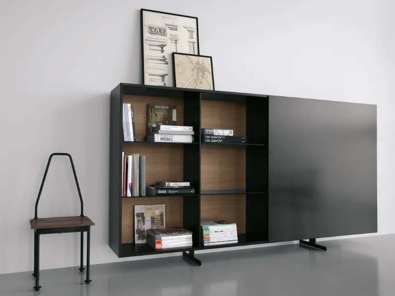 Libreria con scocca in alluminio, schiena in MDF rovere e ripiani in vetro fumé con piedini Monolith configurazione 02 di Extendo