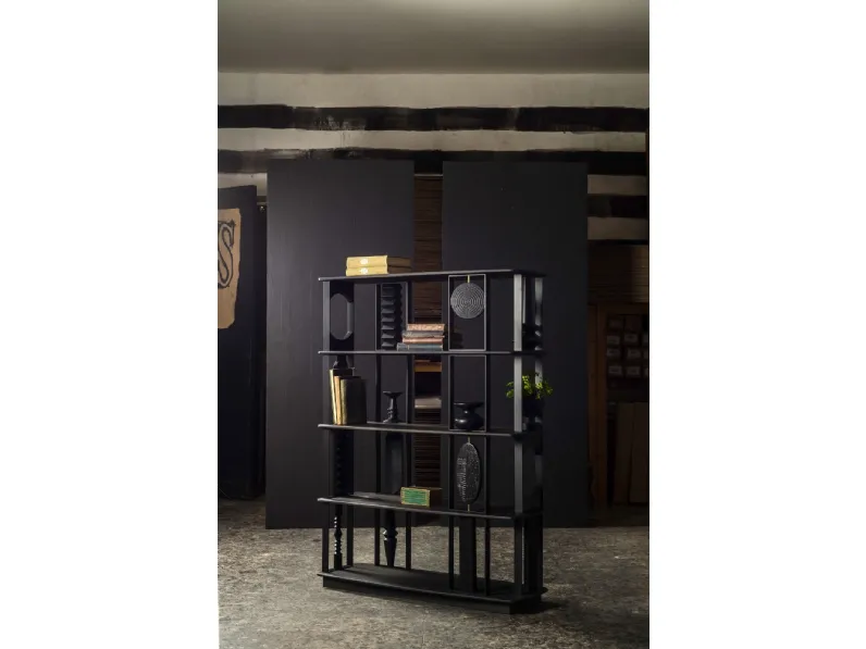 Libreria divisoria Nevel 120-154 in legno con elementi decorativi realizzati in legno massello di MOS-Design