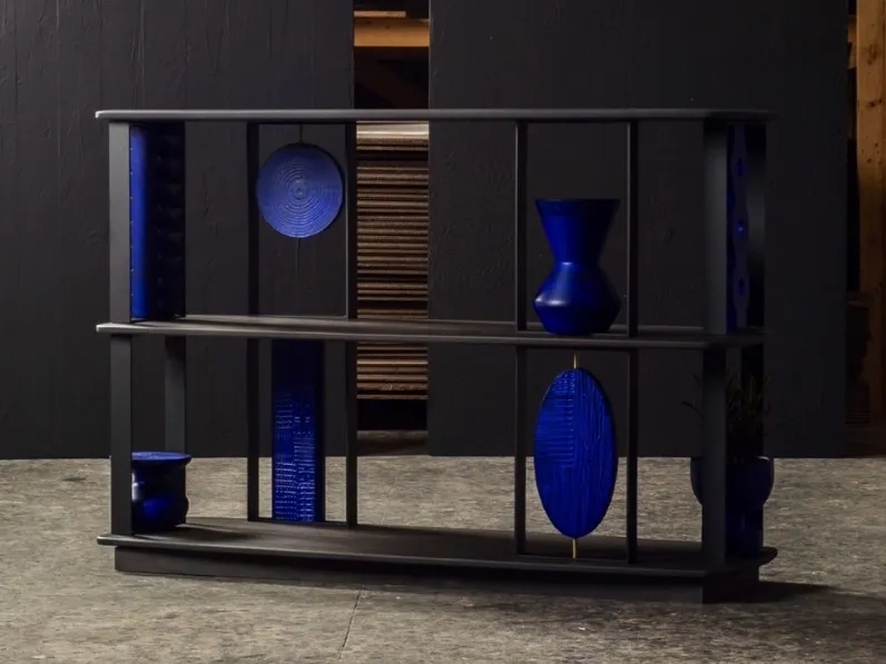 Libreria divisoria Nevel 120-80 in legno con elementi decorativi realizzati in legno massello laccato Blu oltremare di MOS-Design