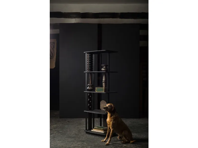 Libreria divisoria Nevel 60-154 in legno con elementi decorativi realizzati in legno massello laccato Mustang di MOS-Design