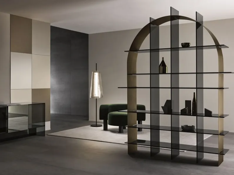 Libreria ad arco realizzata in metallo con ripiani in vetro Paradigma di Tonelli