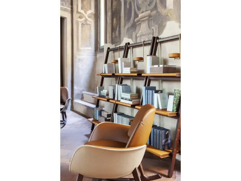Libreria Ren in legno con piani rivestiti in cuoio di Poltrona Frau