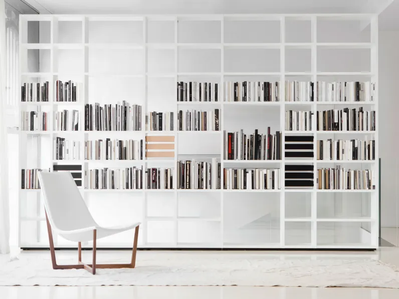Libreria divisoria Interparete in laccato bianco di Porro