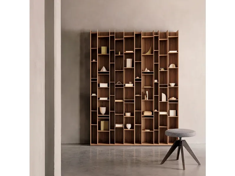Libreria Random Wood in finitura Noce Canaletto di MDF Italia