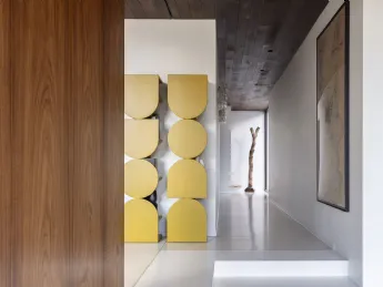 La Libreria Shape Tower di Mogg è un elemento d'arredo dal design geometrico e moderno, ideale per c