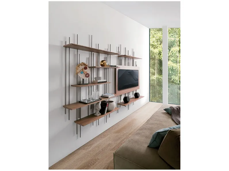 Libreria sospesa modulare in metallo e legno Tube di Pacini e Cappellini