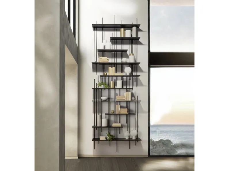 Libreria sospesa modulare in metallo e legno Tube di Pacini e Cappellini