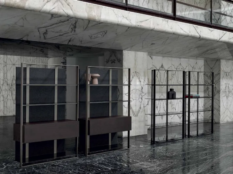 Libreria Unique in metallo con ripiani in vetro e contenitori in legno di Frigerio