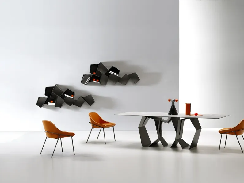 Libreria a parete composta da poligoni irregolari in metallo  verniciato W Su Line di Ronda Design