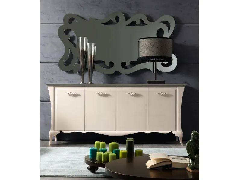 Madia a quattro ante in legno placcato MDF con maniglie decorative in fusione di alluminio e grembialina in ferro taglio laser modellata e levigata a mano Alice di Cortezari