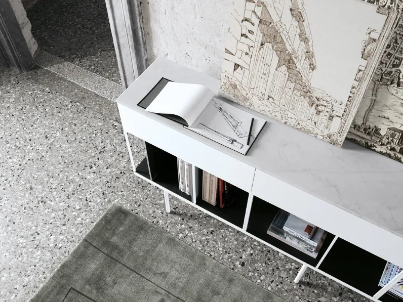 Madia Atelier configurazione 01 in laccato bianco opaco e top in marmo bianco di Carrara di Extendo