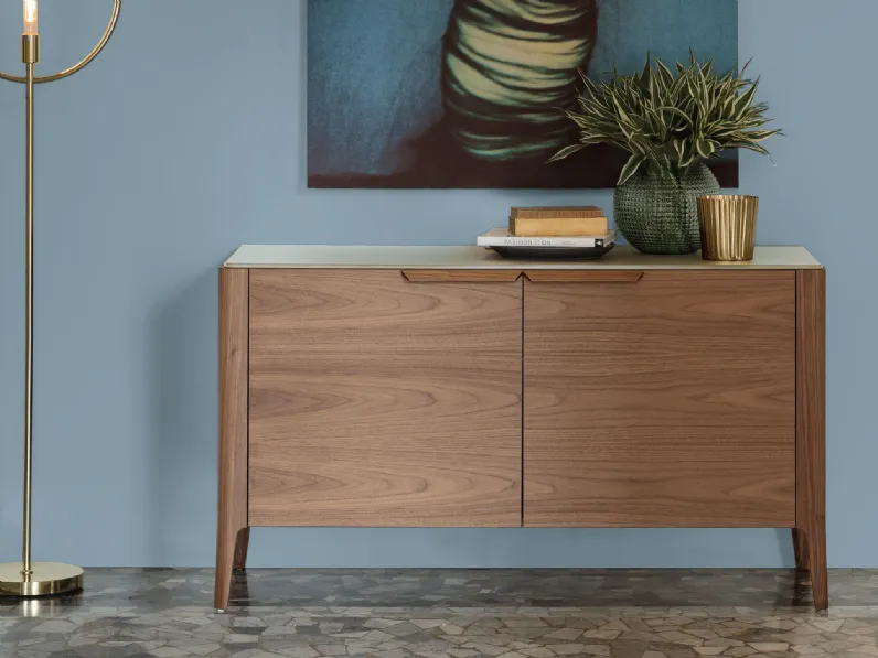 Madia con due ante in noce canaletto e top in cristallo retroverniciato Atlante 06 di Porada