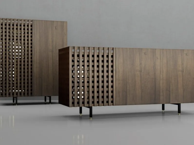 Madia caratterizzata dall’alternanza tra ante in legno pieno e ante a griglia con basamento in metallo Aurora di Pacini e Cappellini