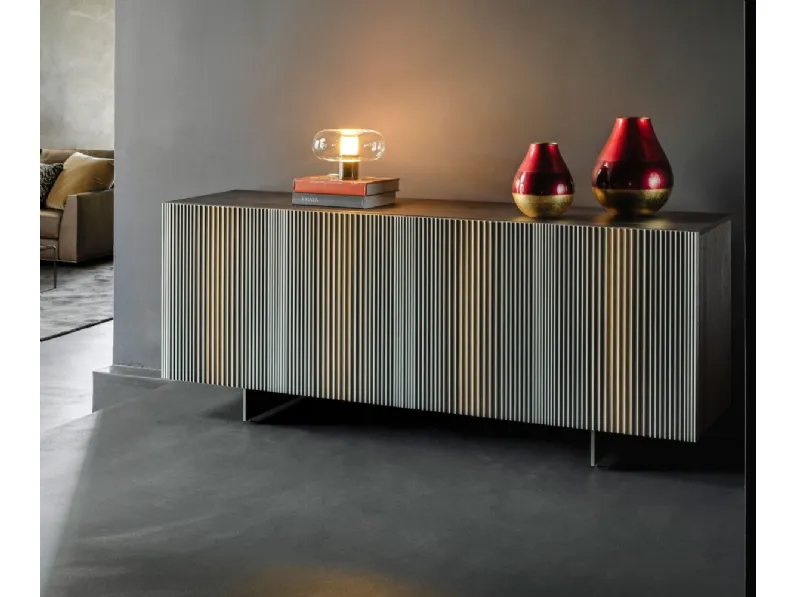 Madia in legno laccato opaco a più colori con piedini in metallo Carlos on the Base di Horm