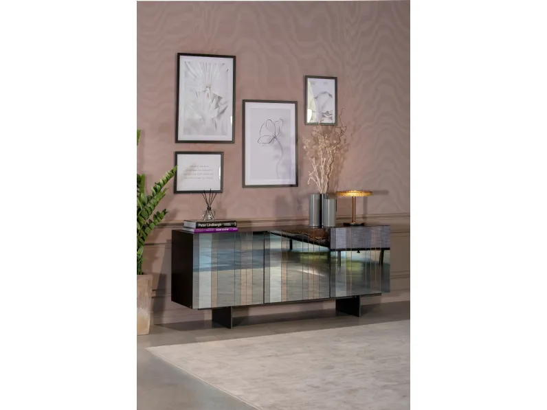 Madia Diva realizzata con una combinazione di elementi specchianti di Tonin Casa