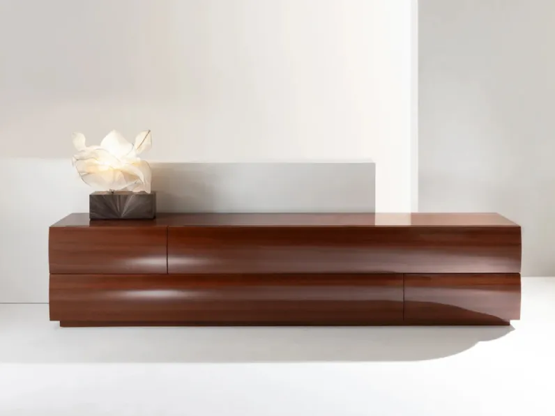 Madia Dune in mogano con finitura laccata lucida di Laura Meroni