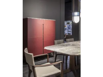 La Madia Fidelio Drinks Cabinet di Poltrona Frau è un elegante mobile alto che combina design e funz