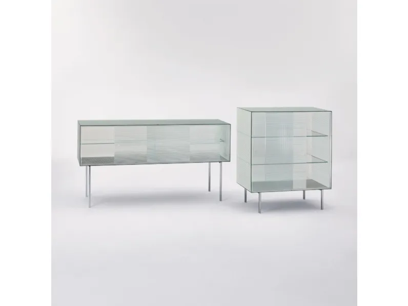 Madie Commodore con ante scorrevoli in cristallo stampato a quadretti e piedi in metallo cromato lucido di Glas Italia