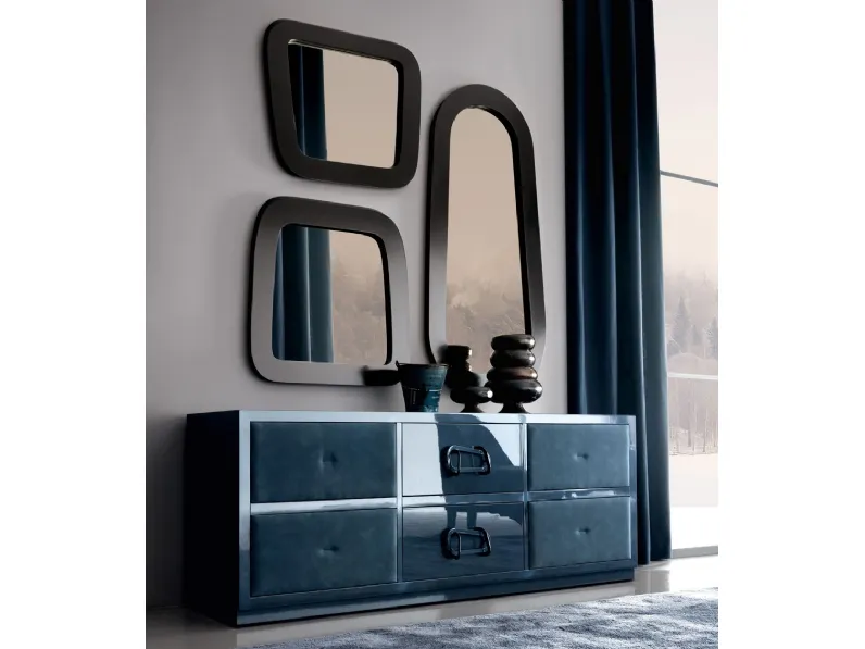 Madia in MDF laccato lucido con frontali cassetti imbottiti e rivestiti in pelle Keope Soft di Cortezari