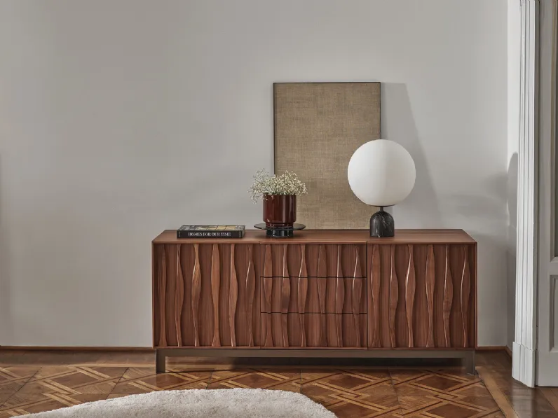 Credenza in legno massello con decorazione frontale e base in metallo Masai di Porada