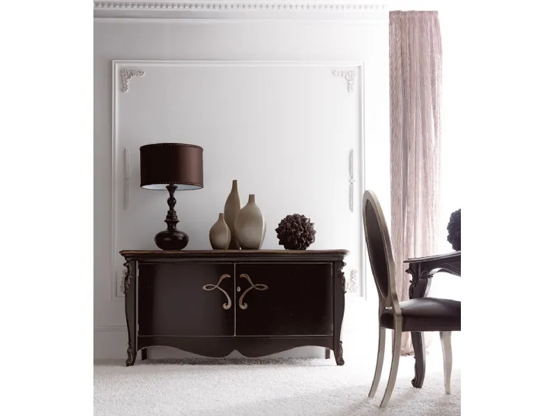 Madia con gambe intagliate e cornici in massello di tiglio, ante in multistrato di pioppo curvato placcato MDF e maniglie decorative in ferro taglio laser Melissa I di Cortezari