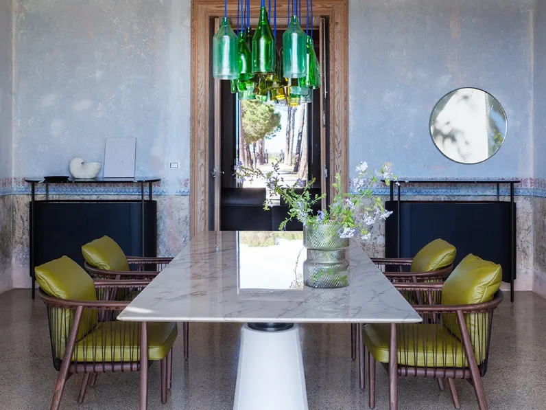 Madia Mi Cabinet alto in legno rivestito in cuoio Nero di Poltrona Frau