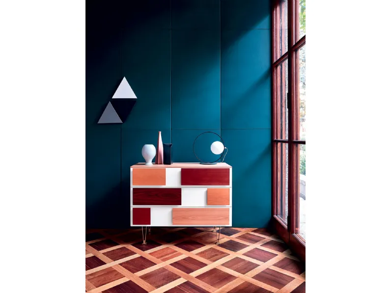 Madia in legno verniciato a mano in colore bianco con maniglie applicate in varie essenze D 655 di Molteni & C