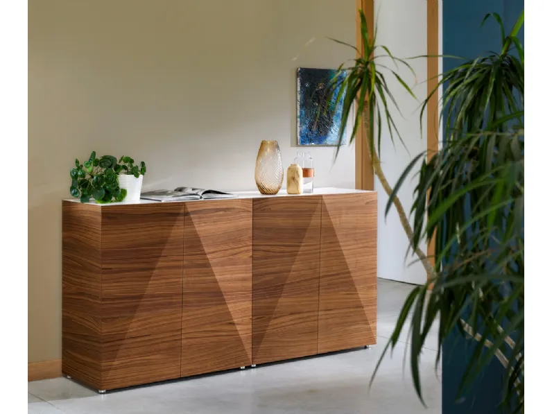 Madia con ante in legno plasmato a forma di diamante Not Riddled di Horm