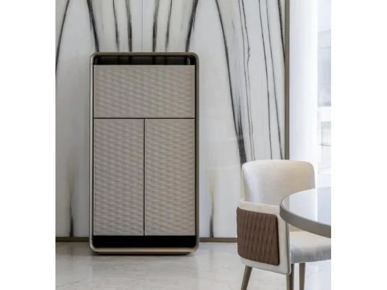 Madia Alta con struttura sagomata in legno e ante rivestite in pelle con trapuntatura a scelta Oh di Reflex