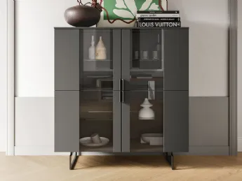 La Madia alta Geny di Orme è un mobile di design elegante e funzionale.