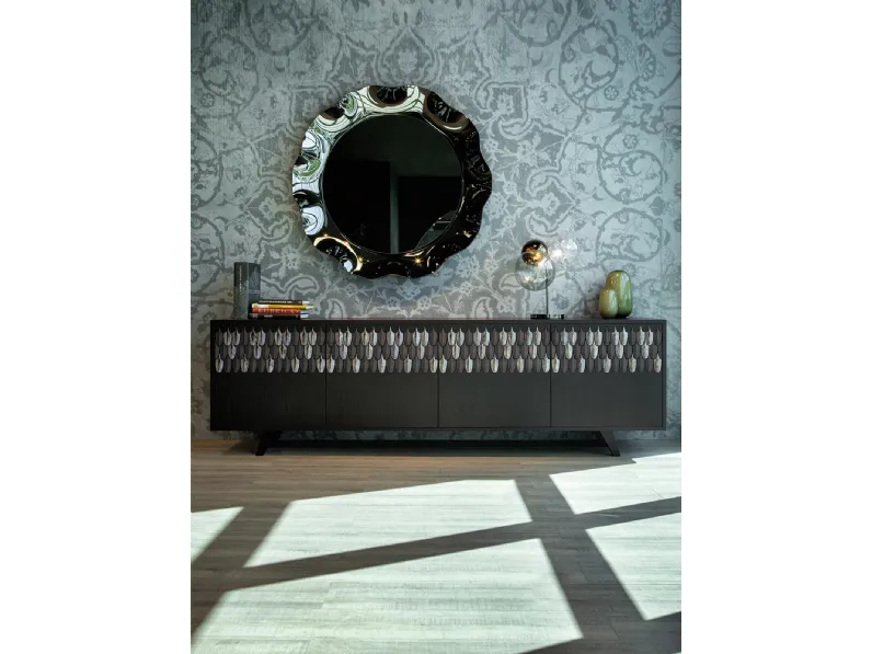 Madia Plume in legno con ante ricoperte da una leggera cascata di piume in ceramica smaltata sovrapposte l’una all’altra di Tonin Casa