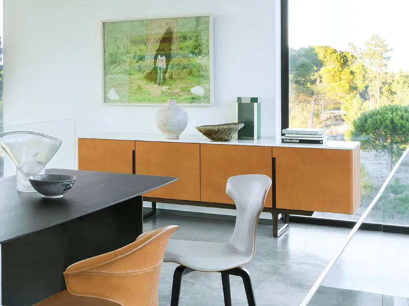 Madia Fidelio Cabinet in legno a quattro ante rivestite in cuoio di Poltrona Frau