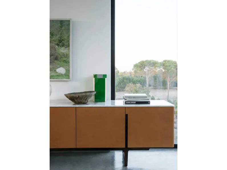 Madia Fidelio Cabinet in legno a quattro ante rivestite in cuoio di Poltrona Frau