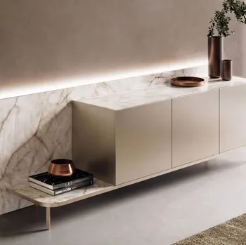 Madia Roma con finitura metallizzata e schienale in ceramica di Tafaruci