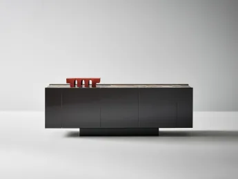 La Madia Spy di Bonaldo è un mobile in legno laccato dal design essenziale.