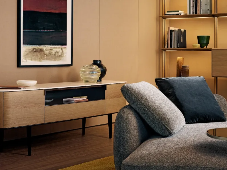 Madia Symphony in rovere gold, top in marmo e piedini in metallo di Poliform